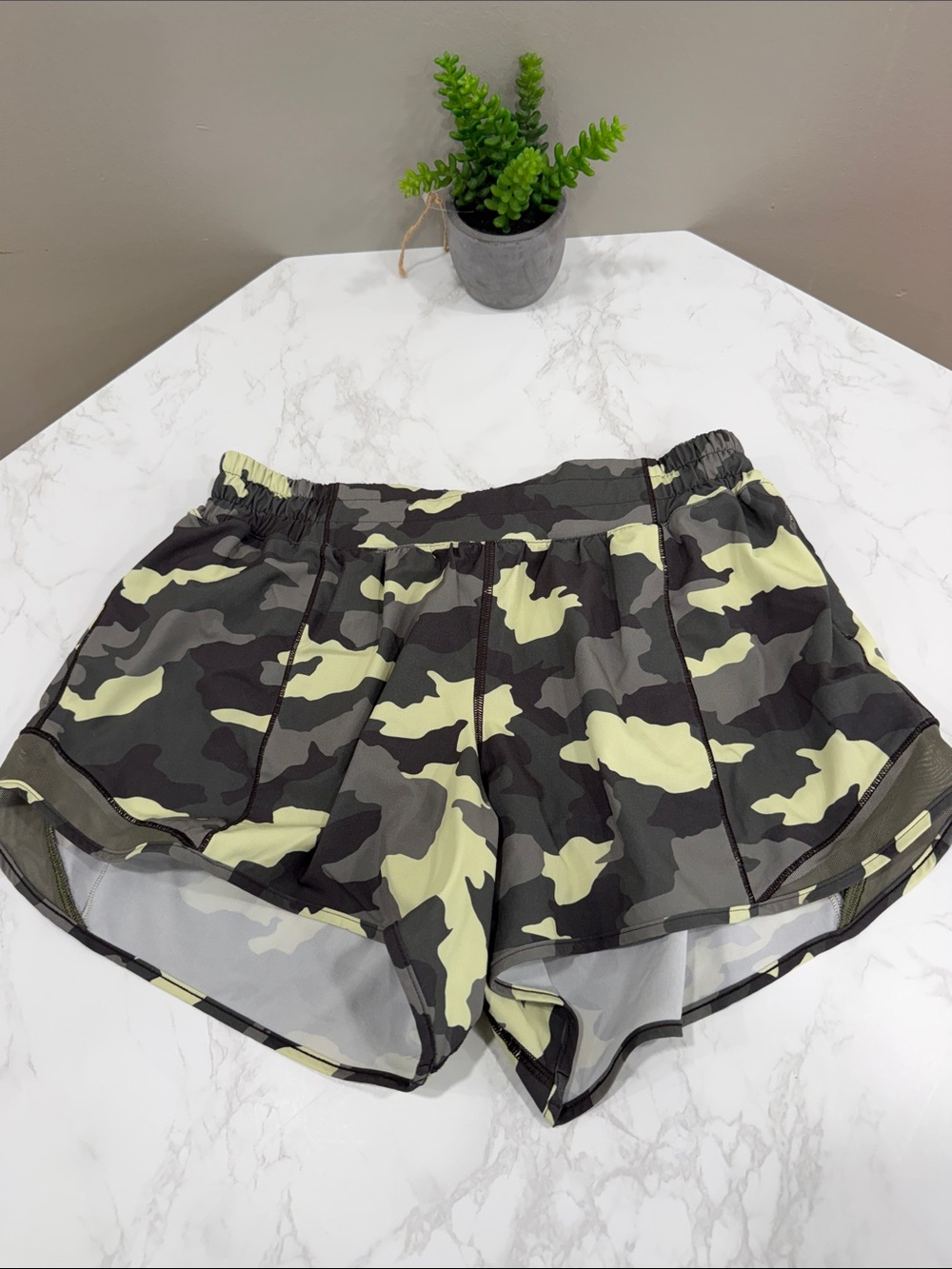 Lululemon Camo Women's Athletic Shorts Hotty Hot Size 10 4”inseam